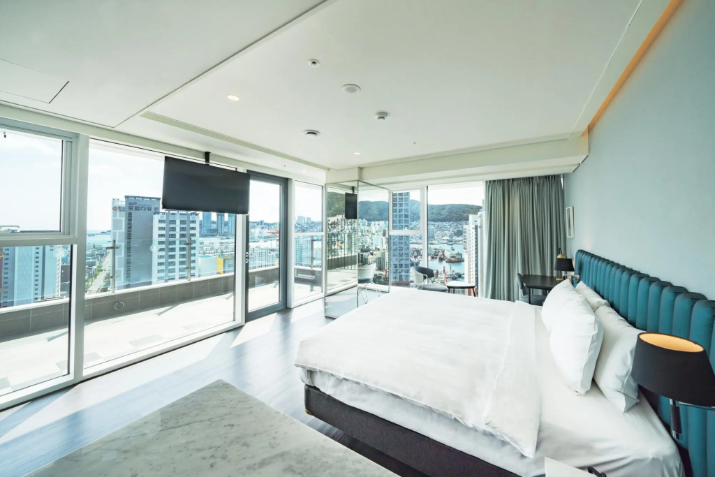 Corner Double room with city view (full double bed)