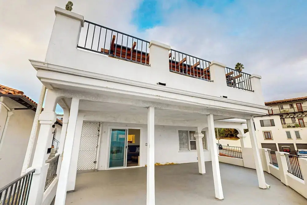 1BR Ocean-view Apt - Walk to Beach, Shops & Pier