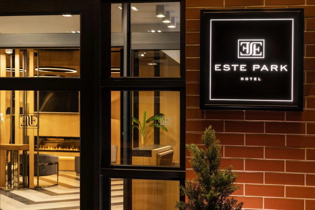-- ESTE PARK HOTEL -- part of Urban Chic Luxury Design Hotels - open since October 2022 - Parking - Compliments - next to Shopping & Dining - Mall Plovdiv