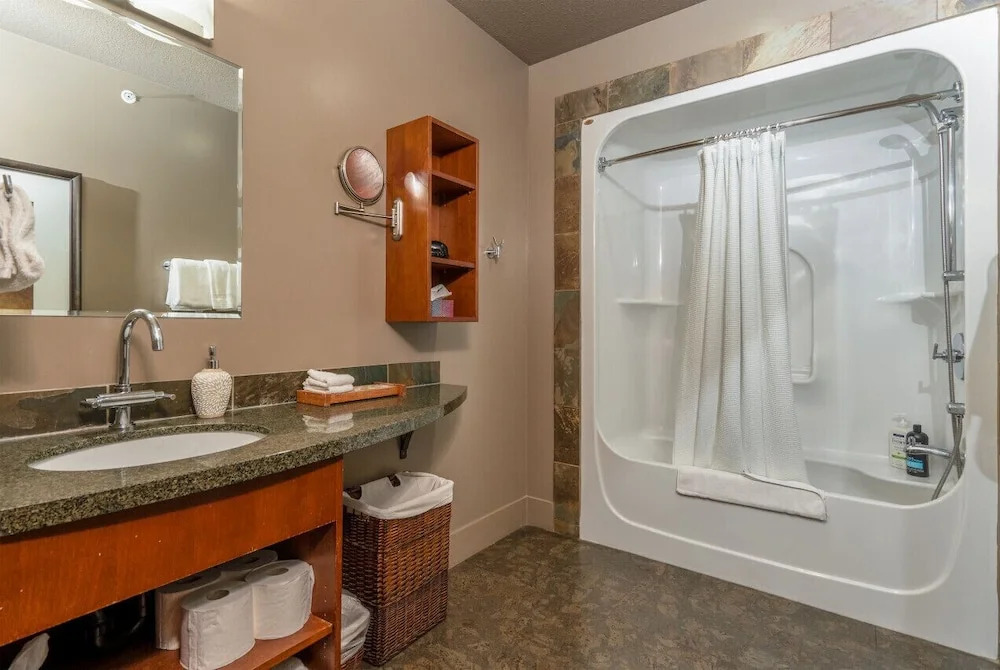 Luxury 3-Br Penthouse | INDOOR Pool & Hot Tub | Pool Table | 2 Decks + Mtn Views - фото 21