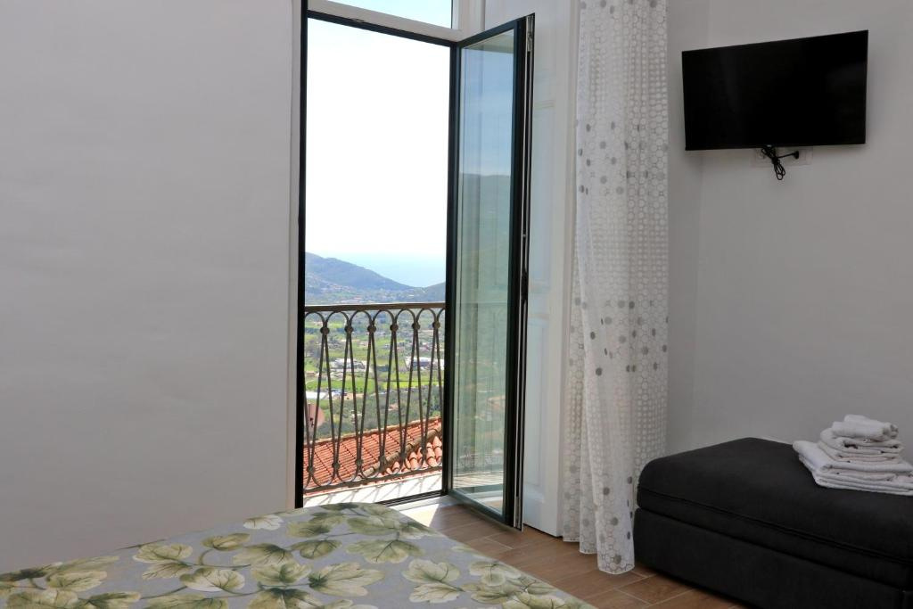 Standard Double room with balcony (full double bed)