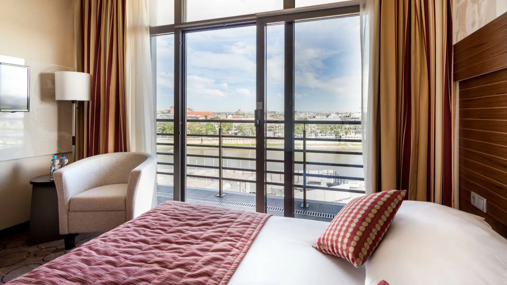 Double room with river view (full double bed)