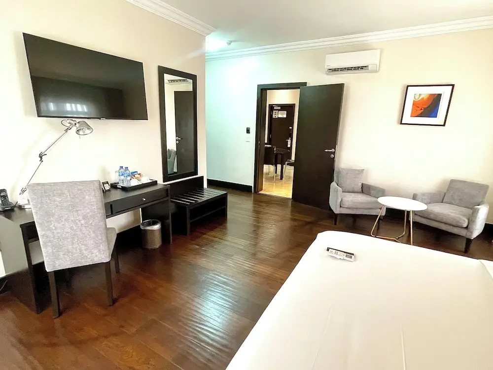 豪華雙人套房，泳池景，配有大床