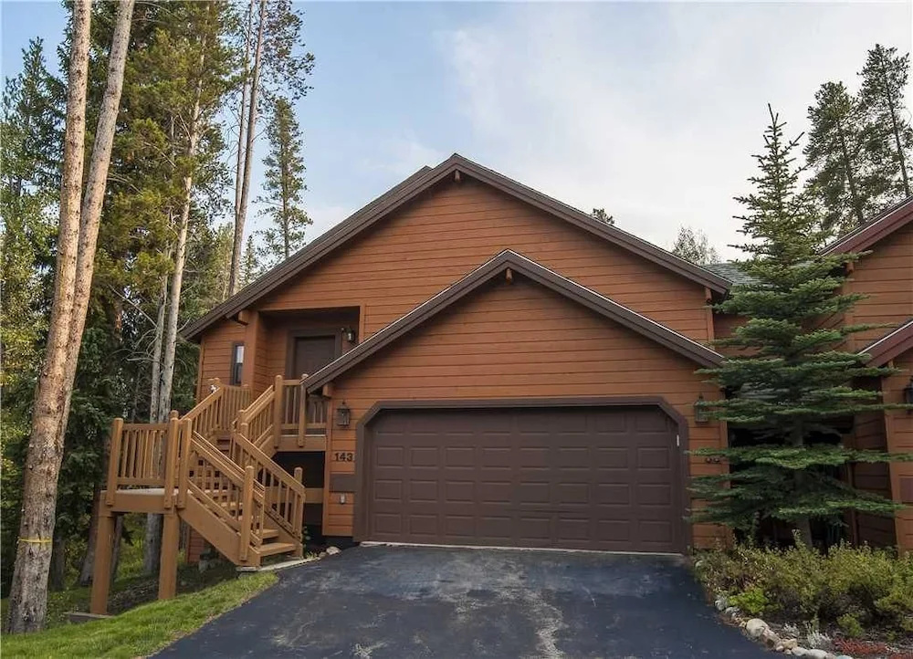 143 Park Forest (Private Home with Hot Tub)