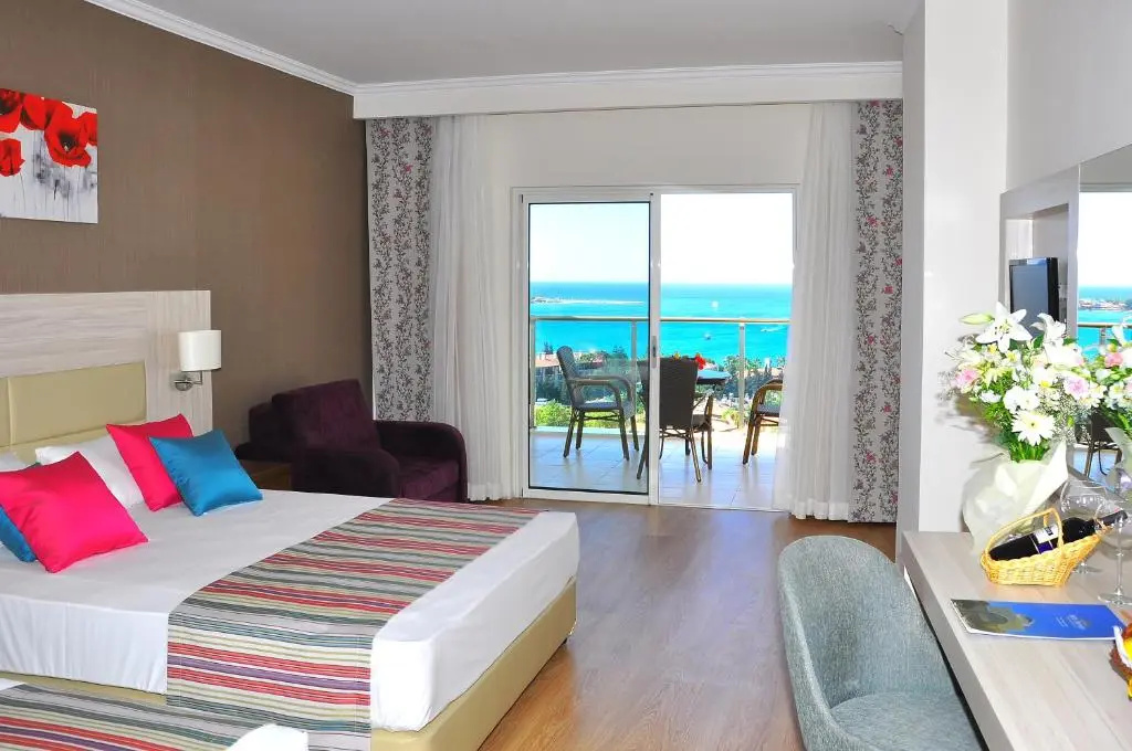 Standard Triple room with sea view (partial)