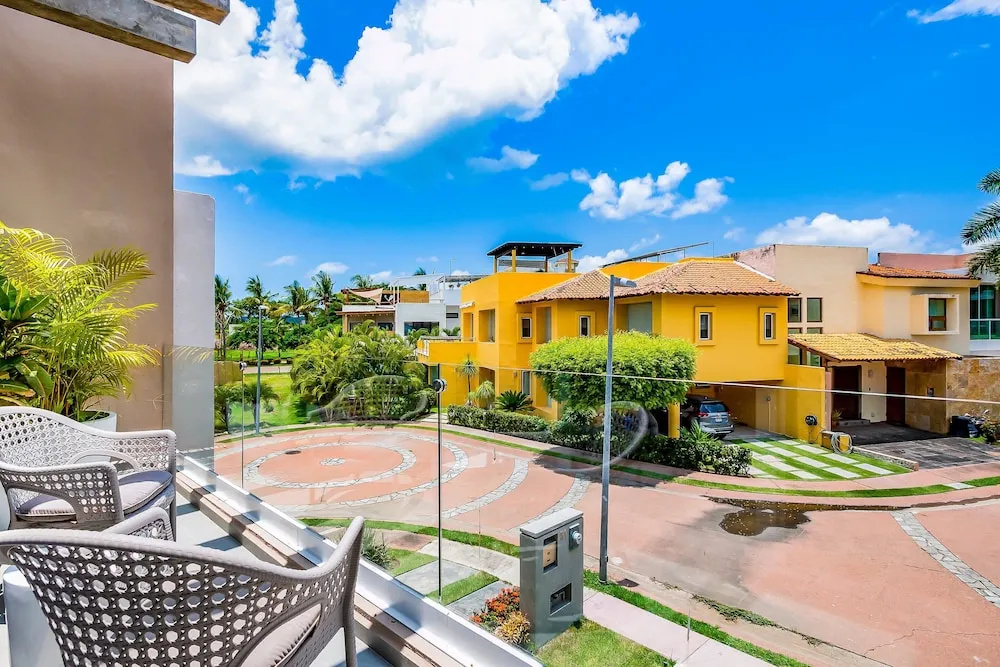 Ocean-view Getaway With Patio, Grill, Roof Deck, & On-site Pools