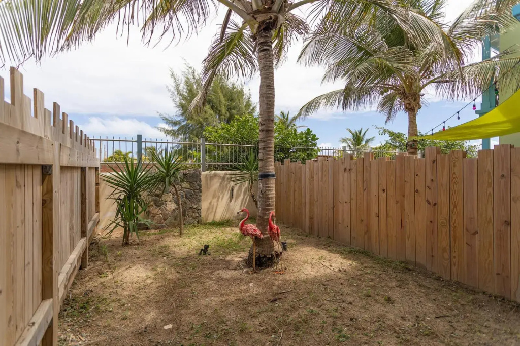 VILLA FLAMINGO, Beautiful 2 bedroom house - 1 min from the beach!