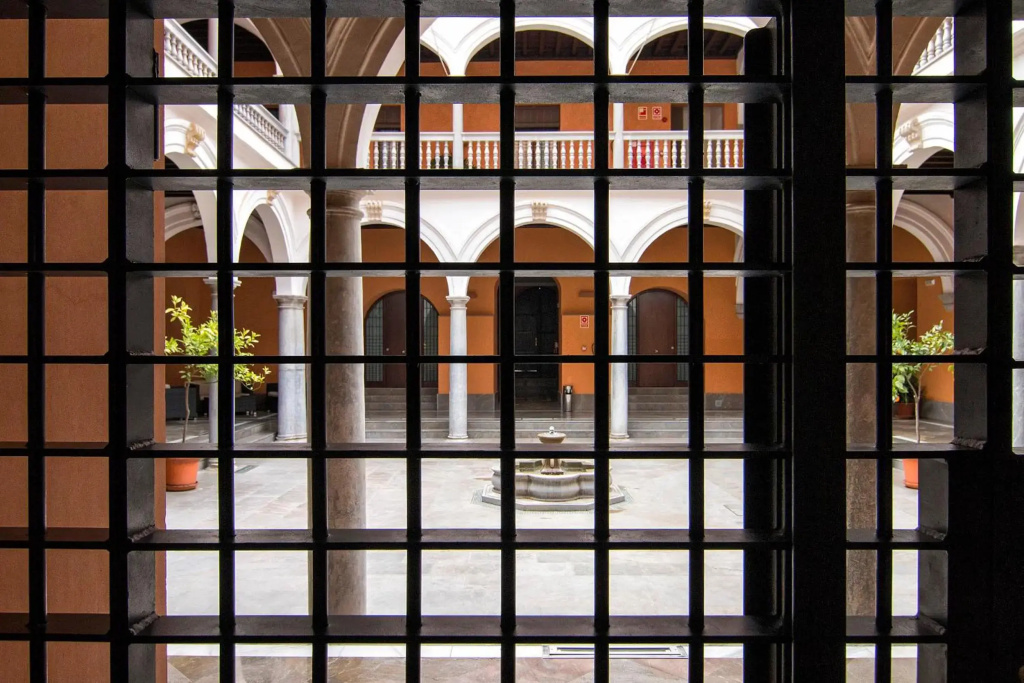 APARTAMENTOS DELUXE PALACIO DE LOS JERÓNIMOS free parking