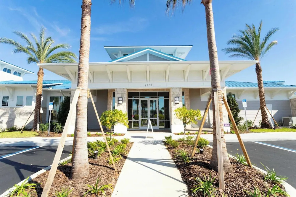 Luxury Townhouse w/ Private Pool Near Clubhouse