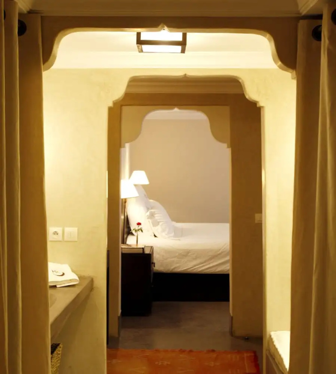 Deluxe Double Suite with courtyard view (full double bed)