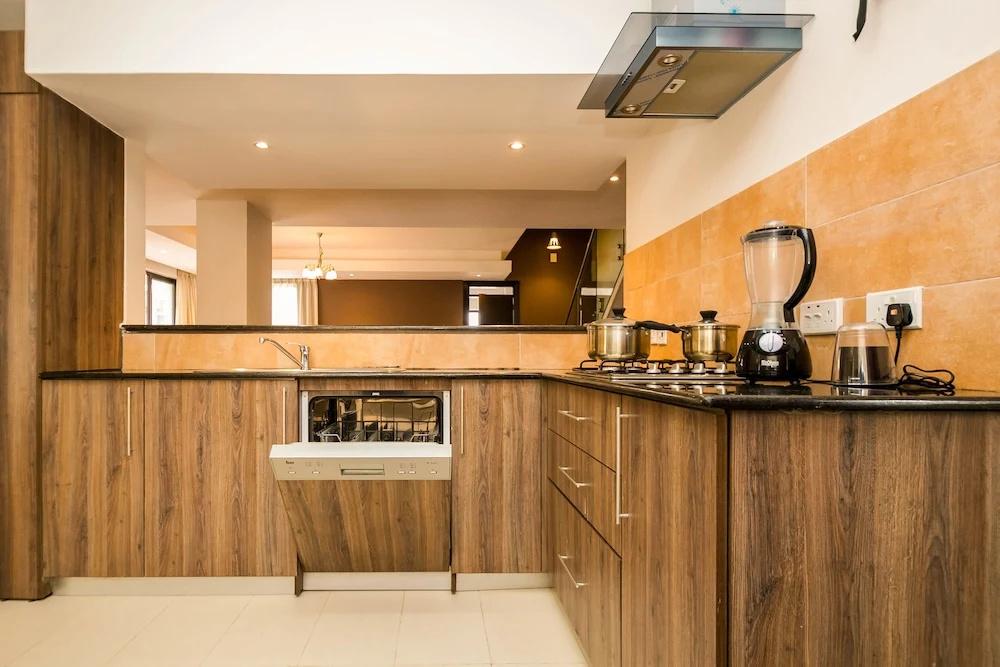 4 Bedrooms Apartment