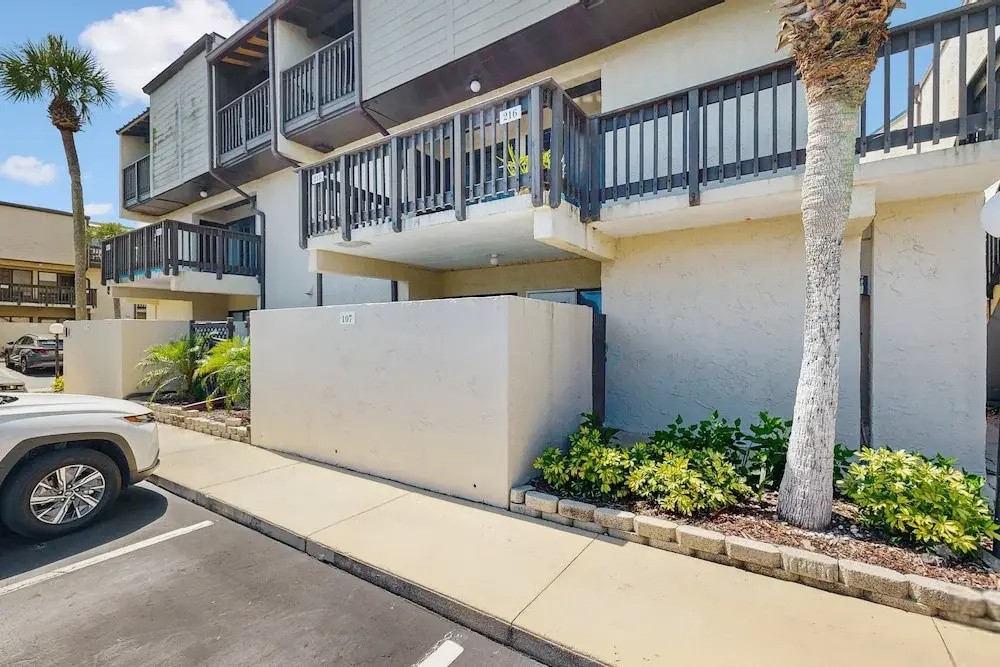Oceanview Condo With Beach Access, Pool, Tennis Courts and Private Patio