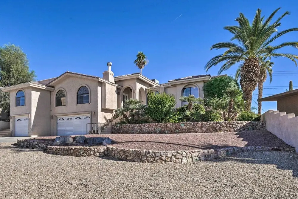 Putting Green & Pool Table: Lake Havasu City Gem!