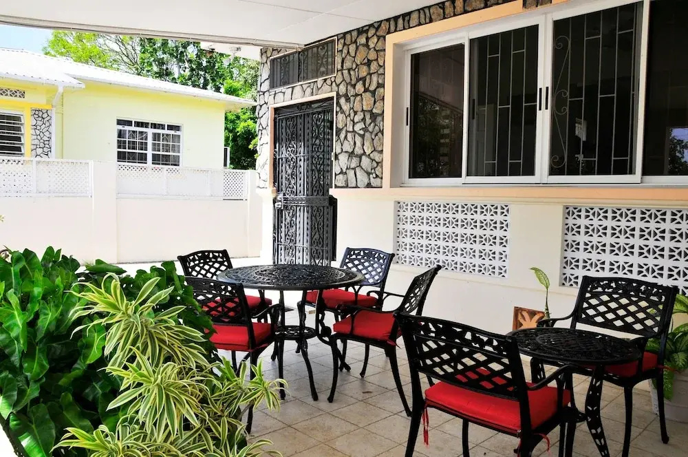 Welcome to the Unpretentious and Breezy Graceville, Steps Away From the Beach - фото 20