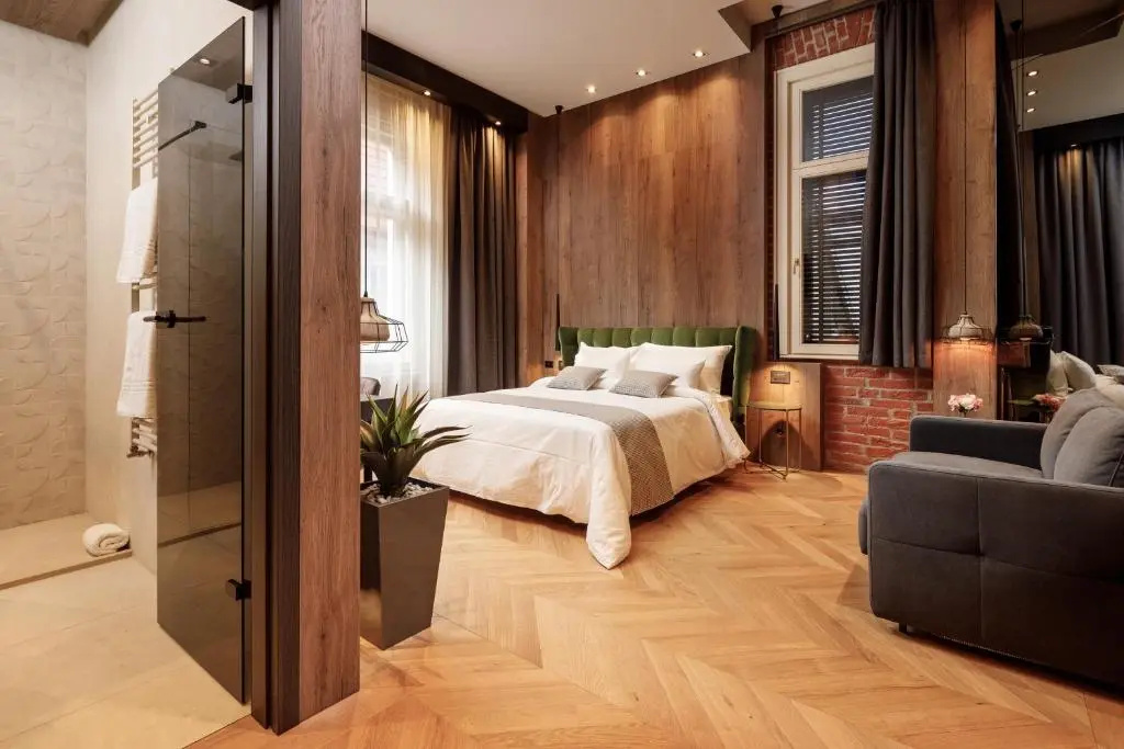 Deluxe Double room (full double bed)