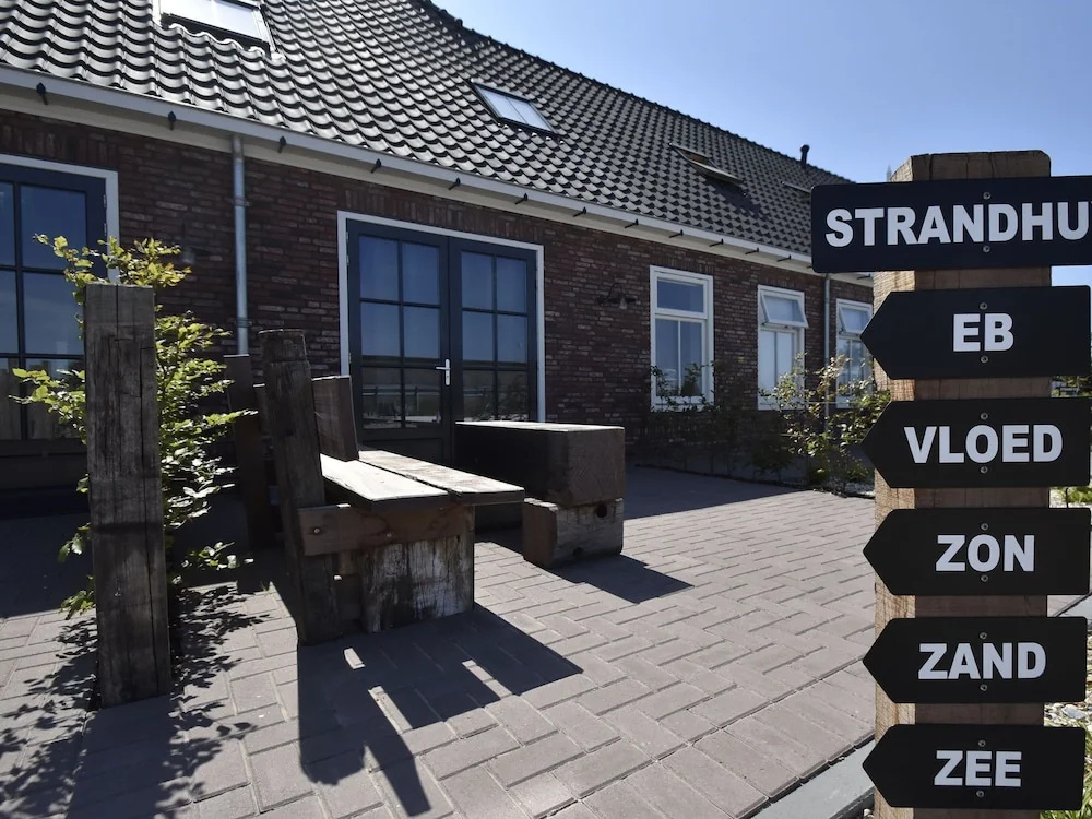 Spacious 2 Person Apartment On The Coast Of Noord Holland Province