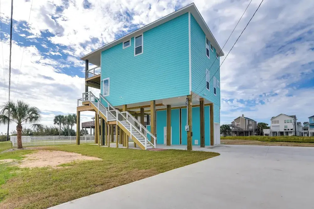 Steps to Beach: Vibrant House in Galveston!