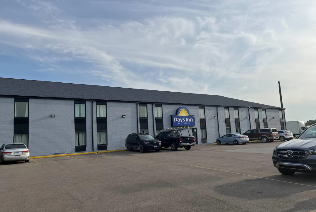 Days Inn & Suites by Wyndham Bloomington/Normal IL — фото