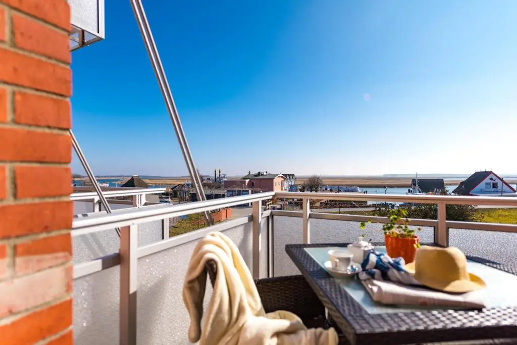 Standard Double room with balcony and with lake view (full double bed)