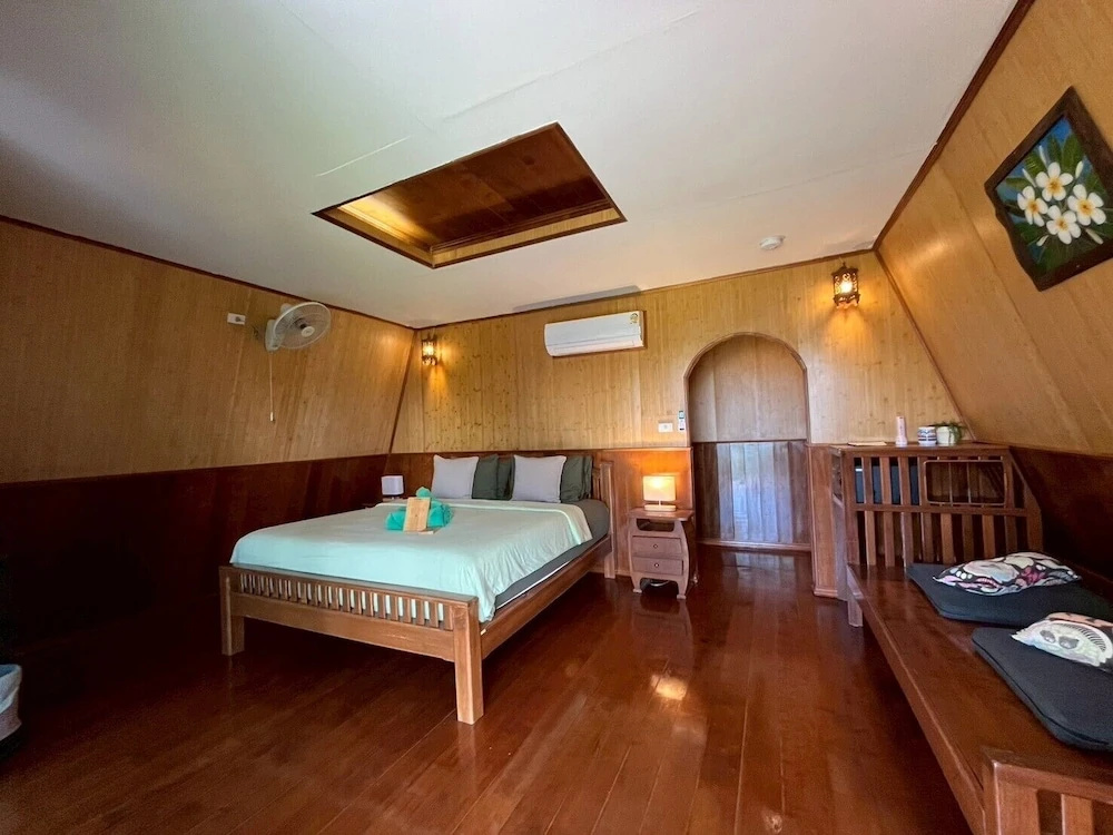 Standard room with balcony and with partial sea view