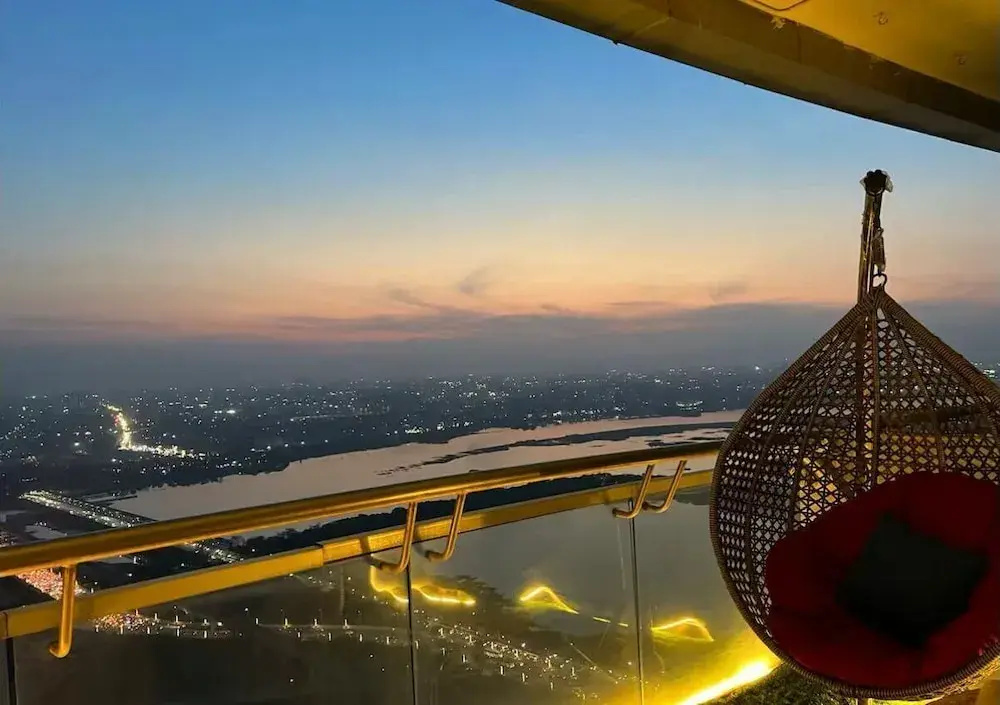 41 Floor River View - TheRoomeraStay