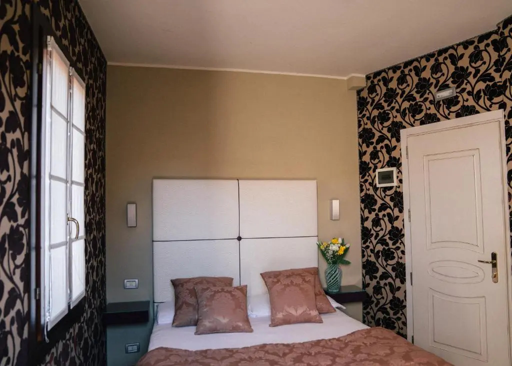 Deluxe Double room (full double bed)