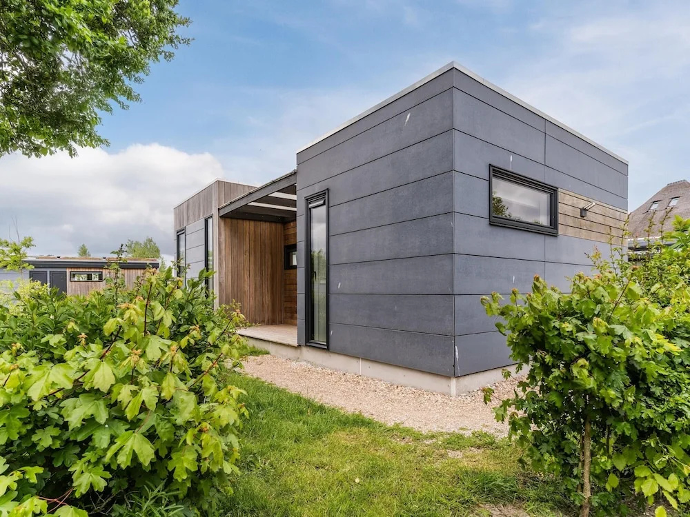 Comfy Lodge with Microwave near Markermeer