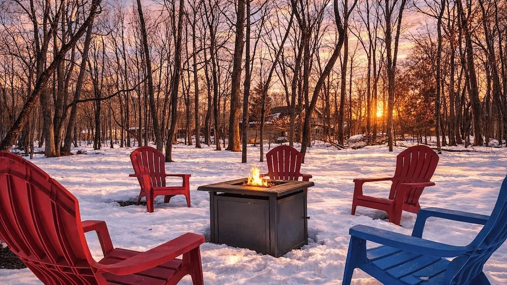 Emberwood Cabin by Avantstay Poconos Cabin + Firepit + Private Deck + Outdoor Dining + Near Jack Frost Skiing