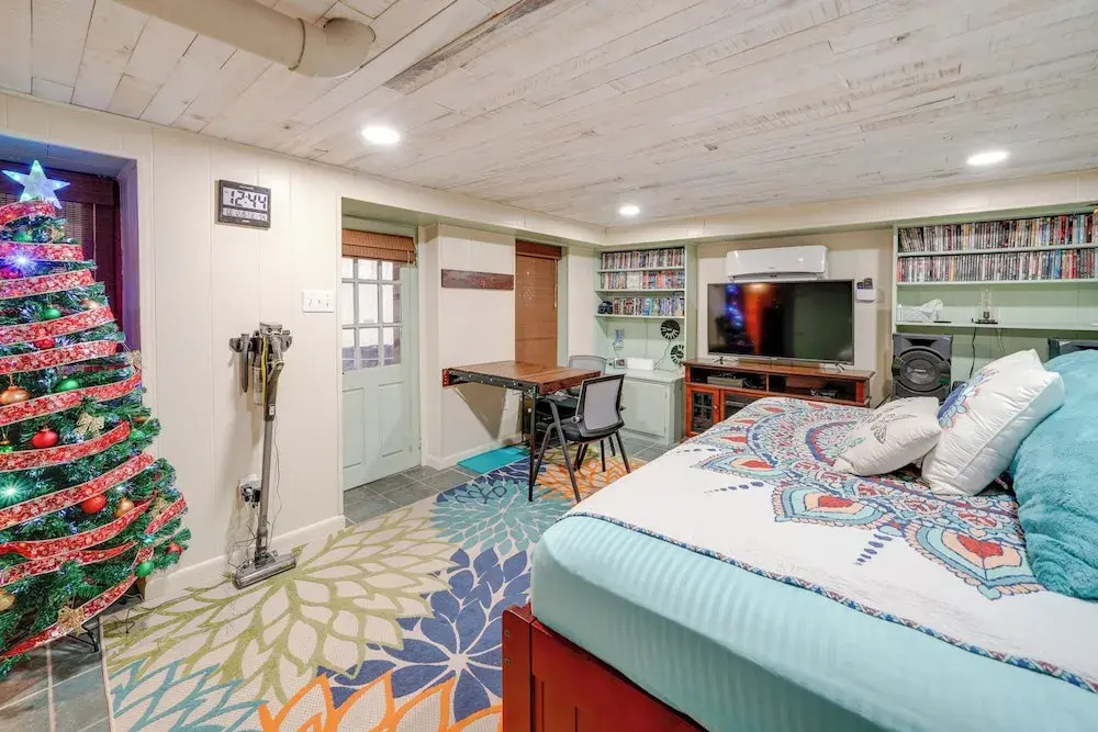 Beckley Studio w/ Private Hot Tub & Home Gym! — фото