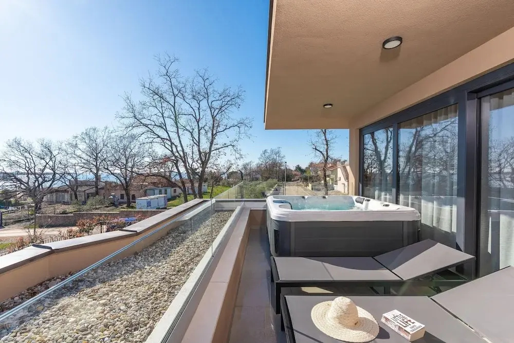 Apartment in Pula With Sea View and Bubble Bath