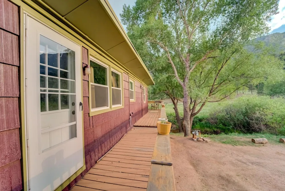 7 Bedroom on the Side of Pikes Peak on a Mountain Stream