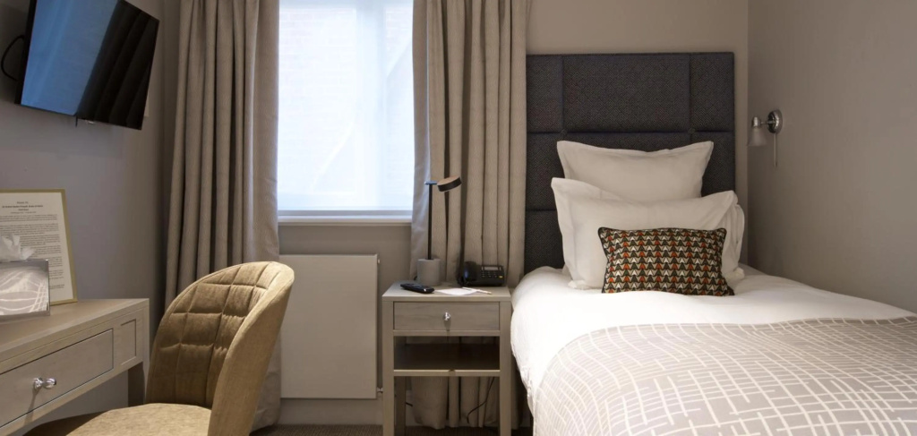 Отель 54 Queens Gate Hotel в Лондоне