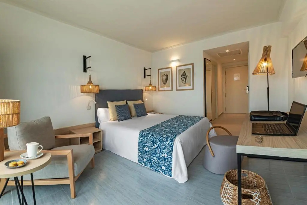 Deluxe Double room (full double bed)