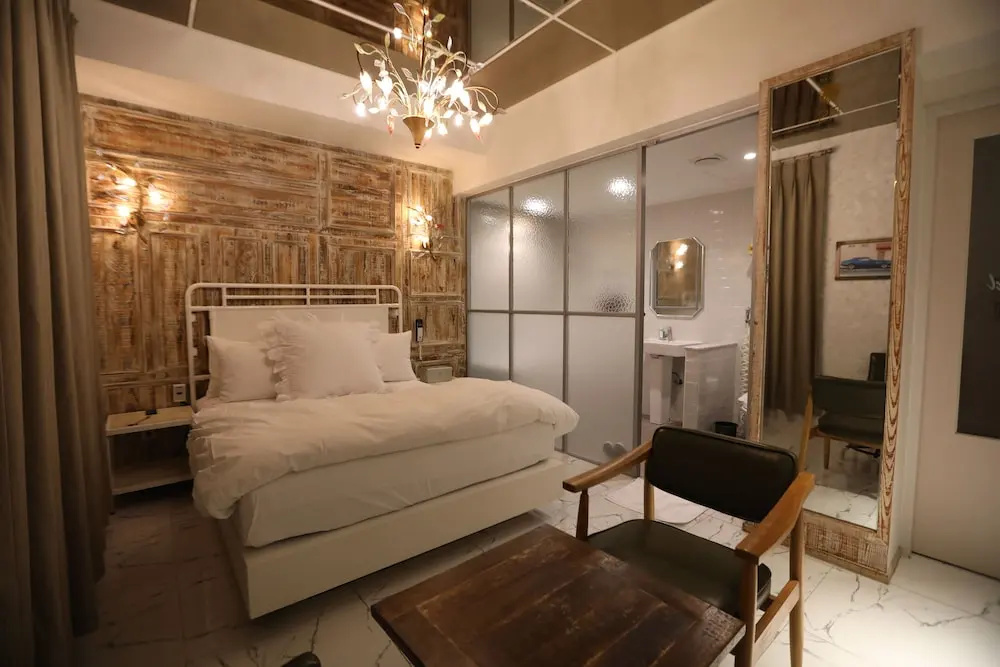 Deluxe Double room (full double bed)