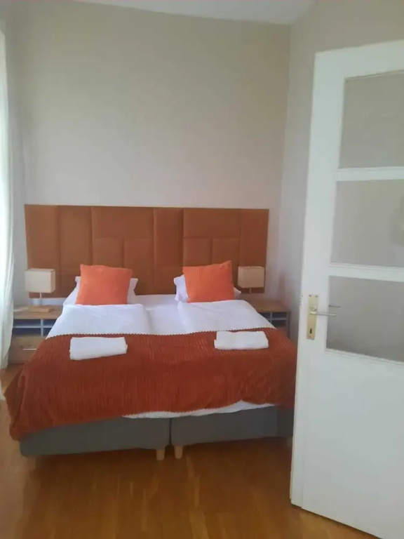 Bright 2BR Apartment Near Main Sights