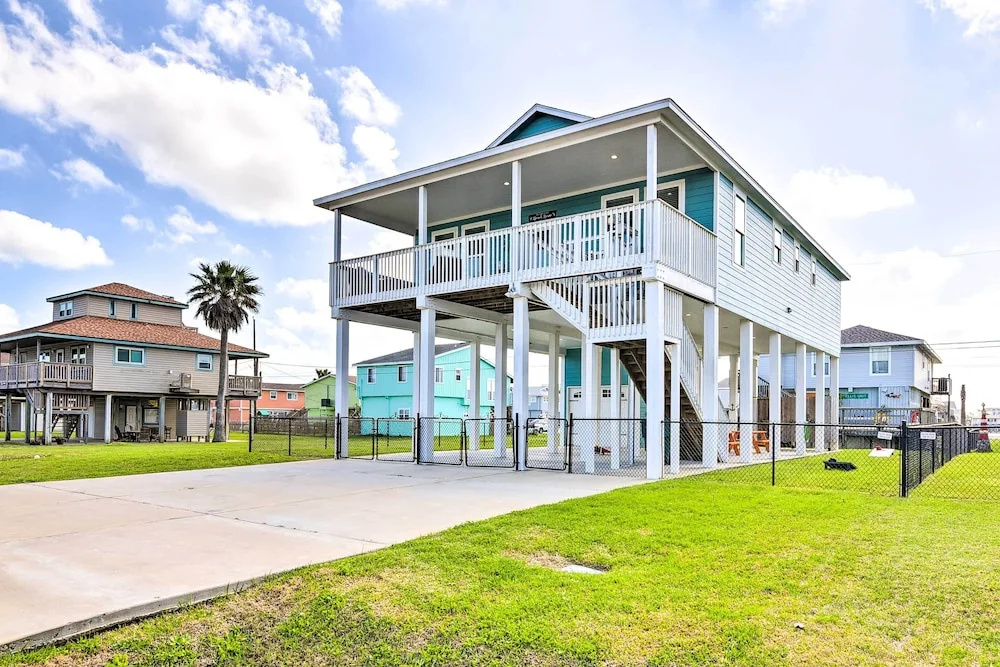 Walk to Sea Isle Beach: Retreat w/ Deck + Patio!