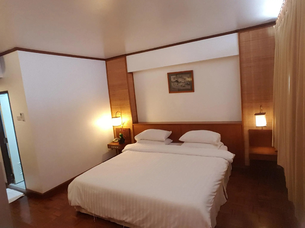 Deluxe Double room (full double bed)