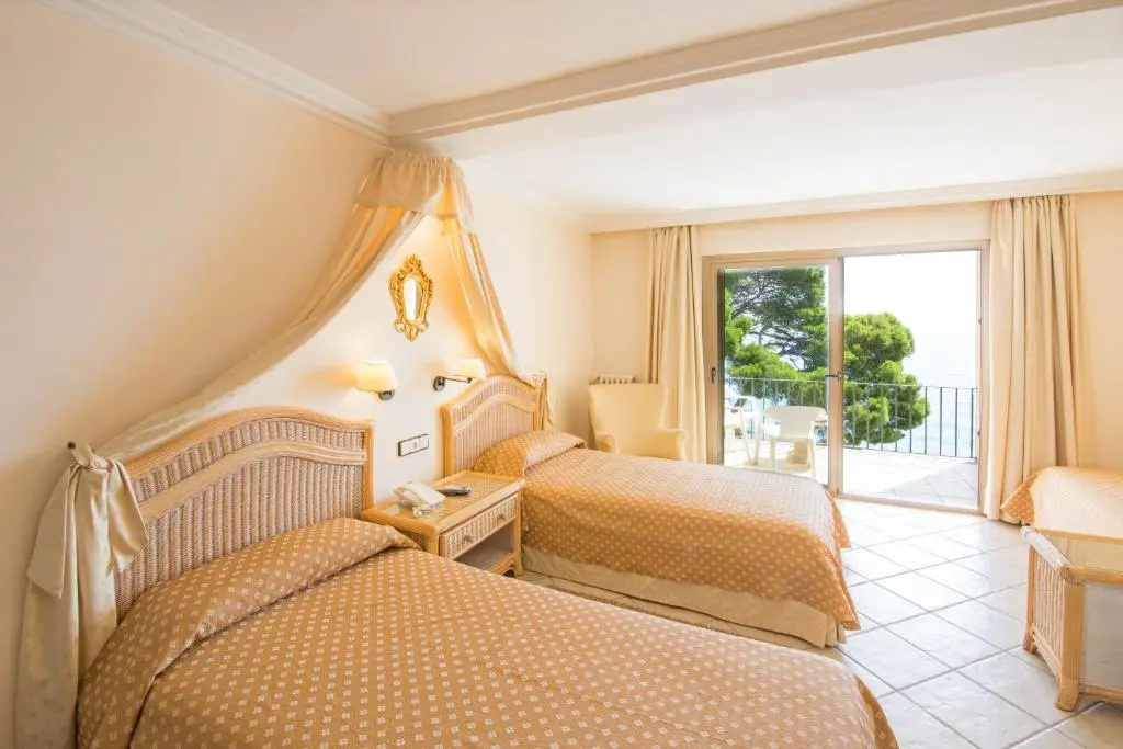 Standard Triple room with sea view