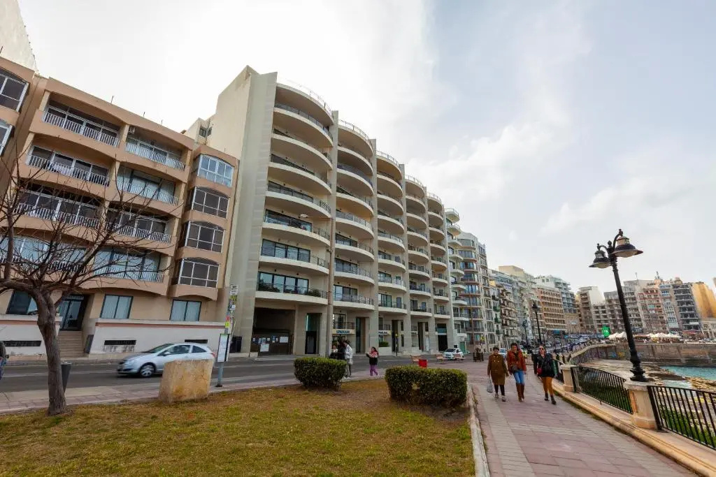 Spacious Seafront APT with Living, Sofa, WIFI & AC by 360 Estates