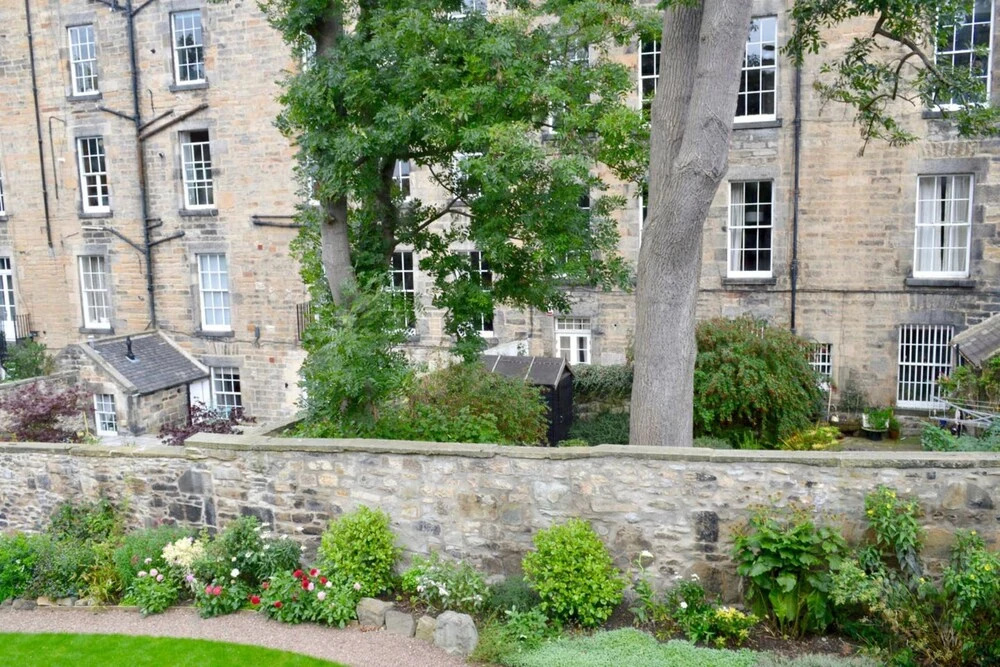 2 Bedroom Edinburgh Flat on Quiet Cobbled Street