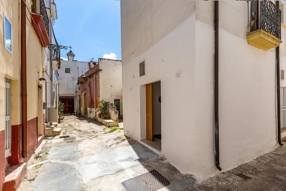 3482 Vico dei Mille by Barbarhouse
