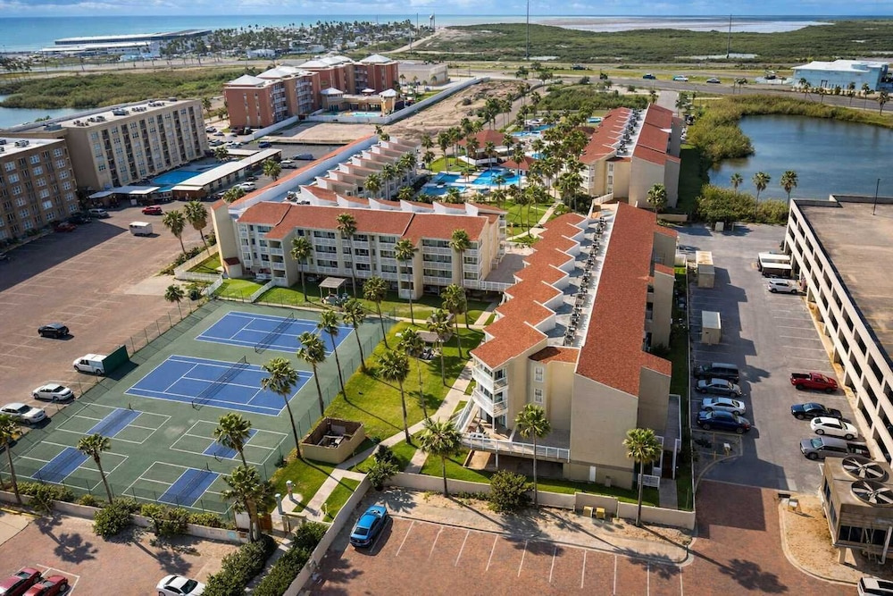 Fresh &bright 1BR Condo - Poolview & Steps to Beach