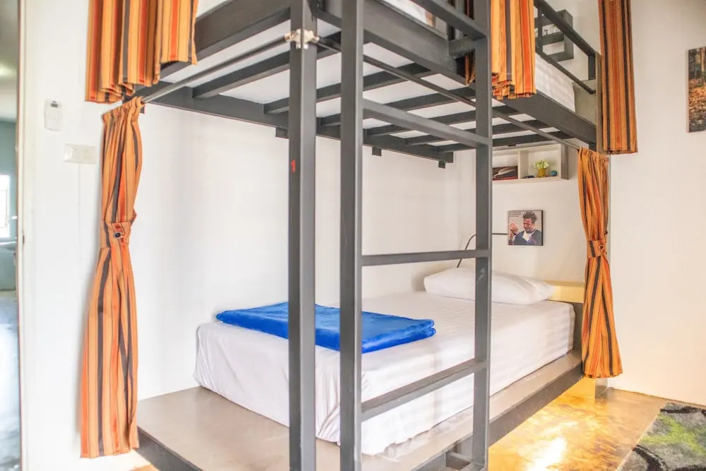 Кровать в общем номере в OYO 617 Tira Hostel chalong Phuket