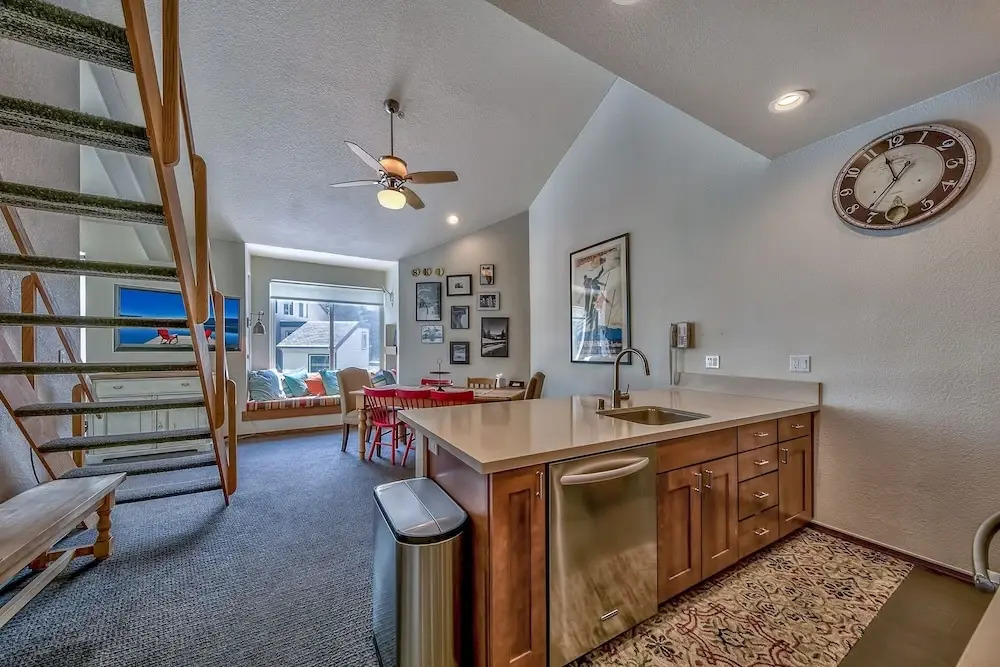 2br+ Loft Centrally Located Kirkwood Great Value 2 Bedroom Condo by RedAwning - фото 14