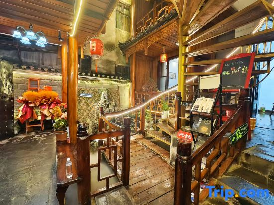 Qingcheng Xiaoyuan (Fenghuang Ancient Town Branch, Lansheng Metro Station)