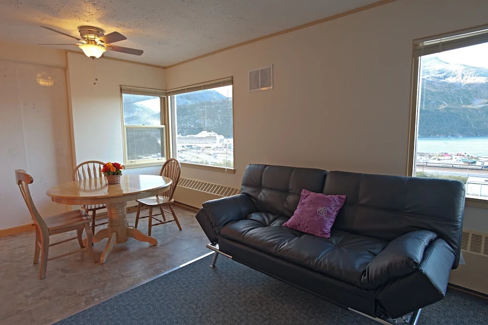 2 Bedrooms Apartment with ocean view