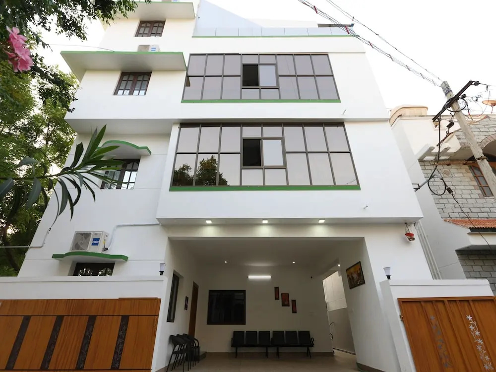 OYO 13858 Rithus Residency