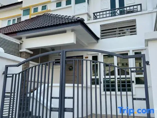 Karpal Singh Drive Seaside Georgetown 4BR-15pax by 3C