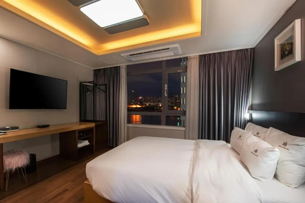 Standard Double room with harbour view (full double bed)