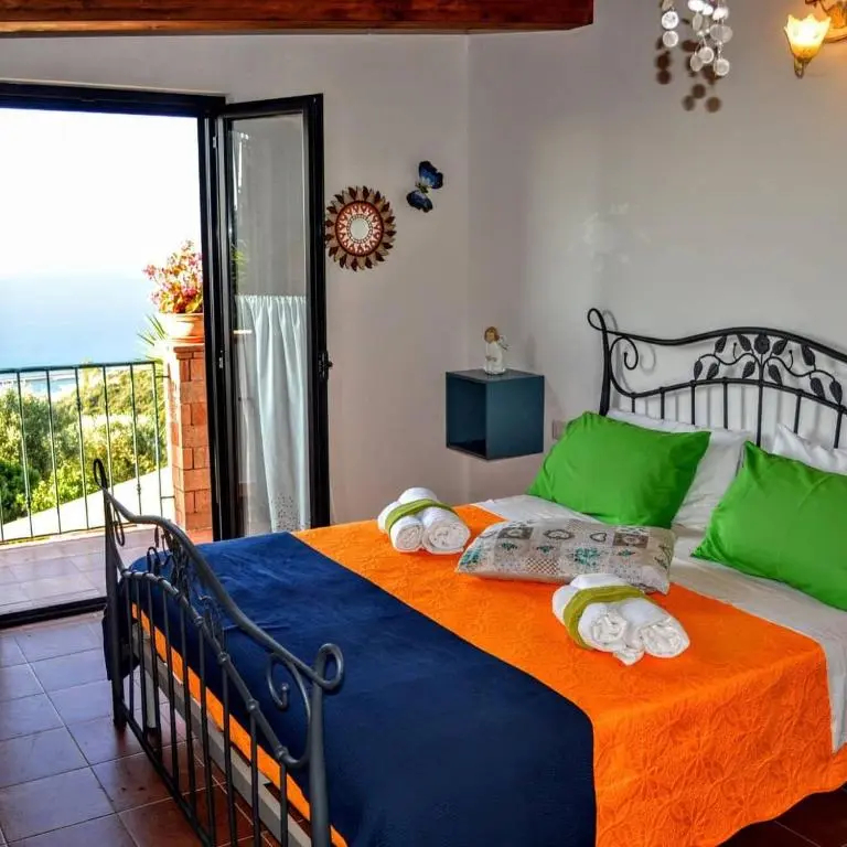 Deluxe Double room with balcony and with sea view full double bed